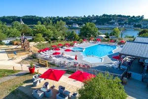 Flower Camping Île d'Offard - Pool im Freien mit Liegestühlen und Sonnenschirmen