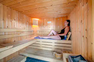 Flower Camping Île d'Offard - Camperin entspannt in einer Sauna