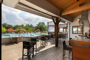 Flower Camping Île d'Offard - Restaurant mit Terrasse am Pool des Campingplatzes