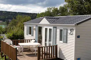 Camping Le Grand Lac - Mobilheim mit Terrasse auf dem Campingplatz