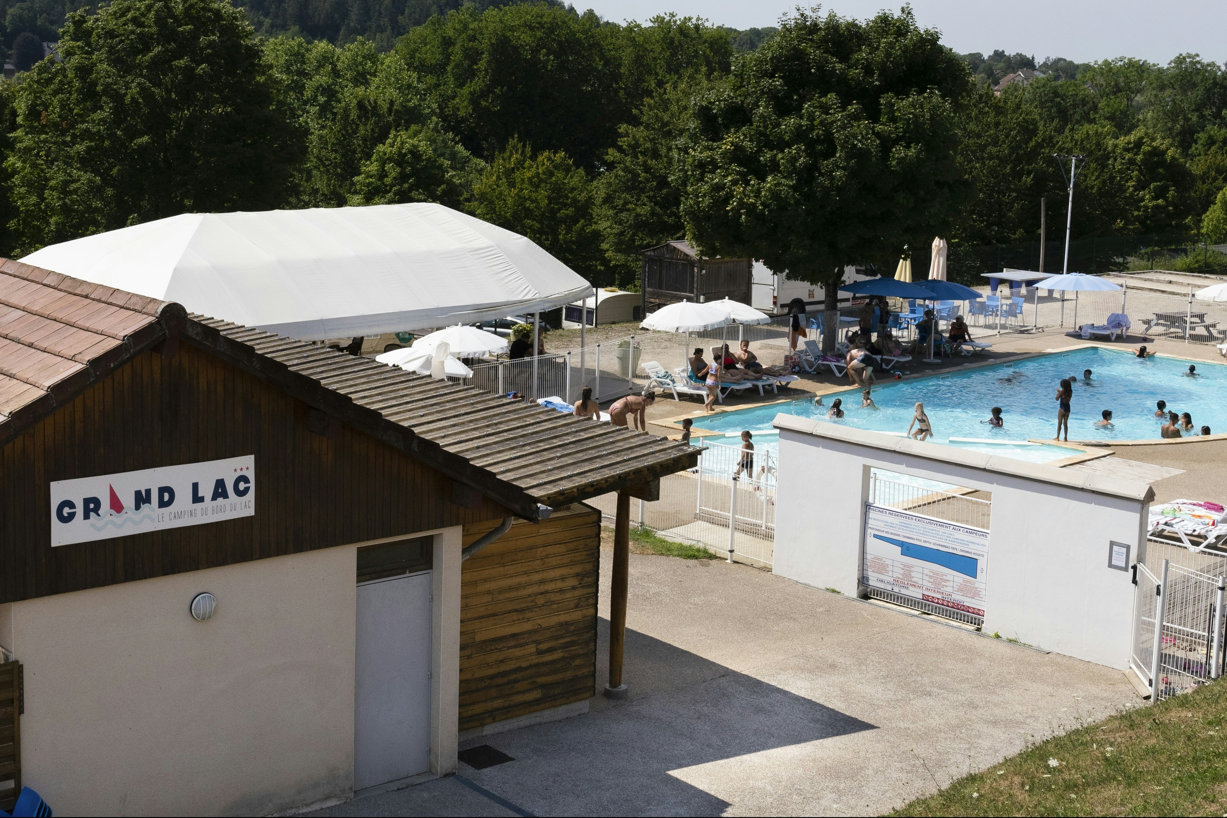 Camping Le Grand Lac - Blick auf das Freibad auf dem Campingplatz