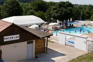 Camping Le Grand Lac - Blick auf das Freibad auf dem Campingplatz