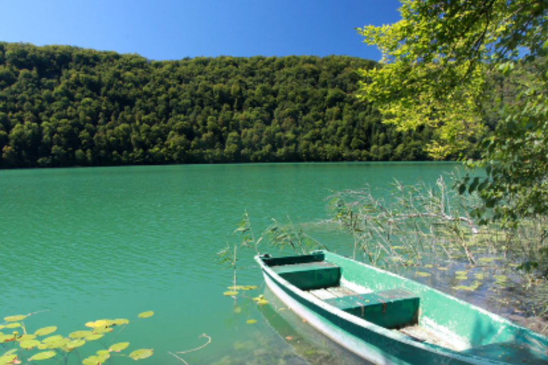 Camping Le Grand Lac - Blick auf ein Boot auf dem See