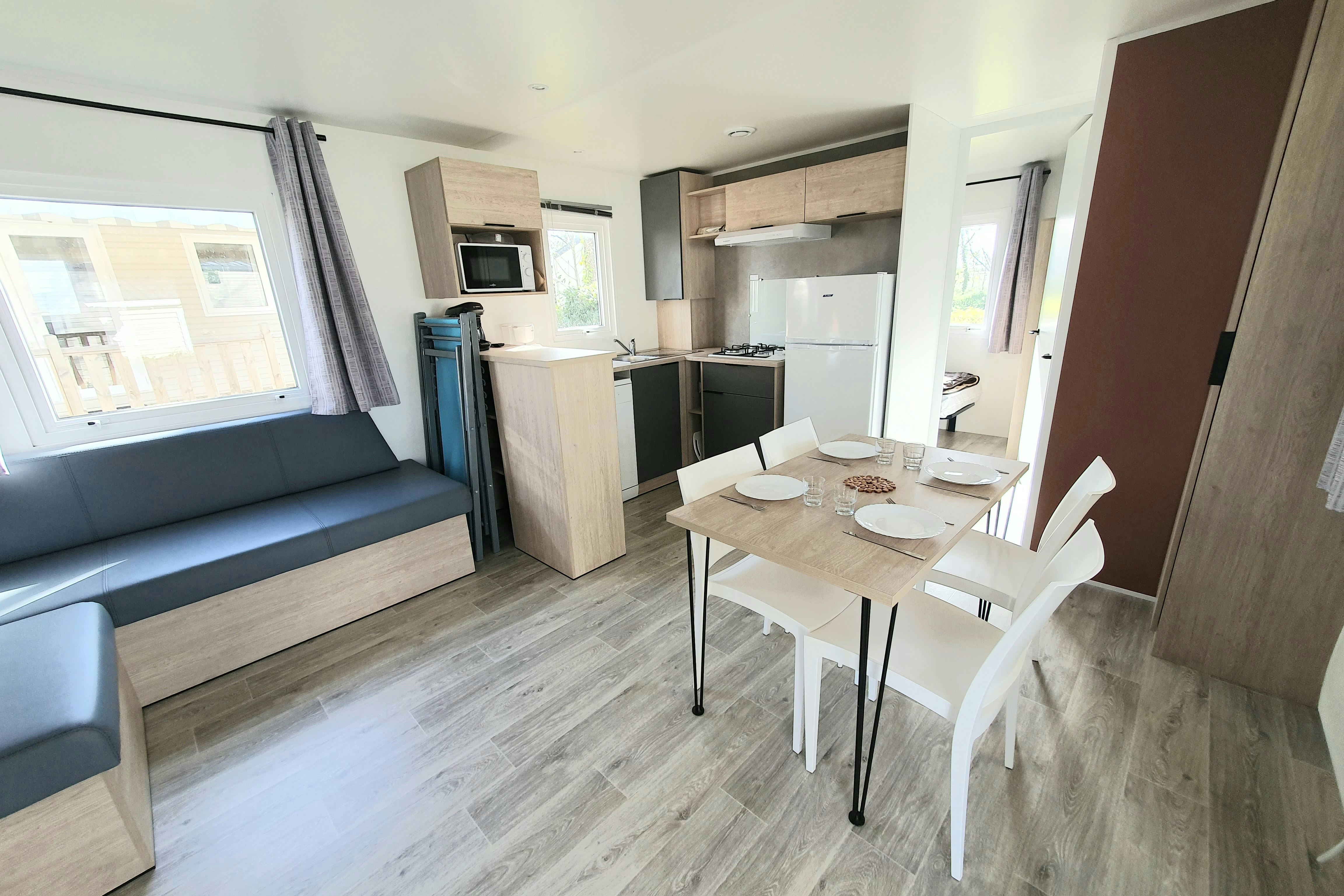 Flower Camping Le Kergariou  - Innenansicht eines Mobilheims mit Küche