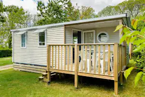 Flower Camping Le Kergariou - Mobilheim mit Terrasse auf dem Campingplatz