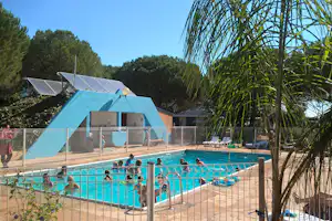 Flower Camping Le Mas de Mourgues - Pool mit Liegestühlen und Sonnenschirmen auf dem Campingplatz