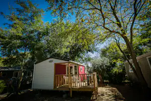 Flower Camping Le Mas de Mourgues - Chalet mit Veranda im Grünen auf dem Campingplatz