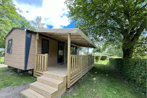 Camping de Matour - Mobilheim mit Terrasse auf dem Campingplatz