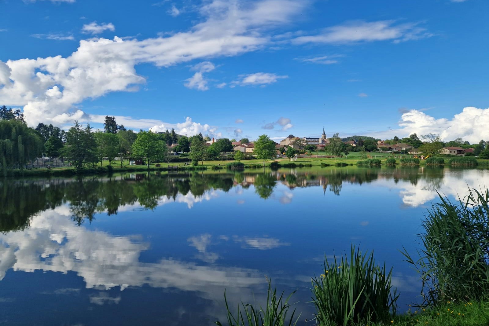 Camping de Matour - Campingplatz direkt am Wasser