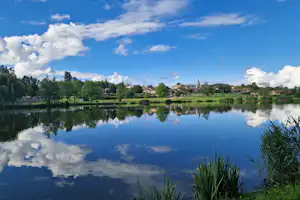 Camping de Matour - Campingplatz direkt am Wasser