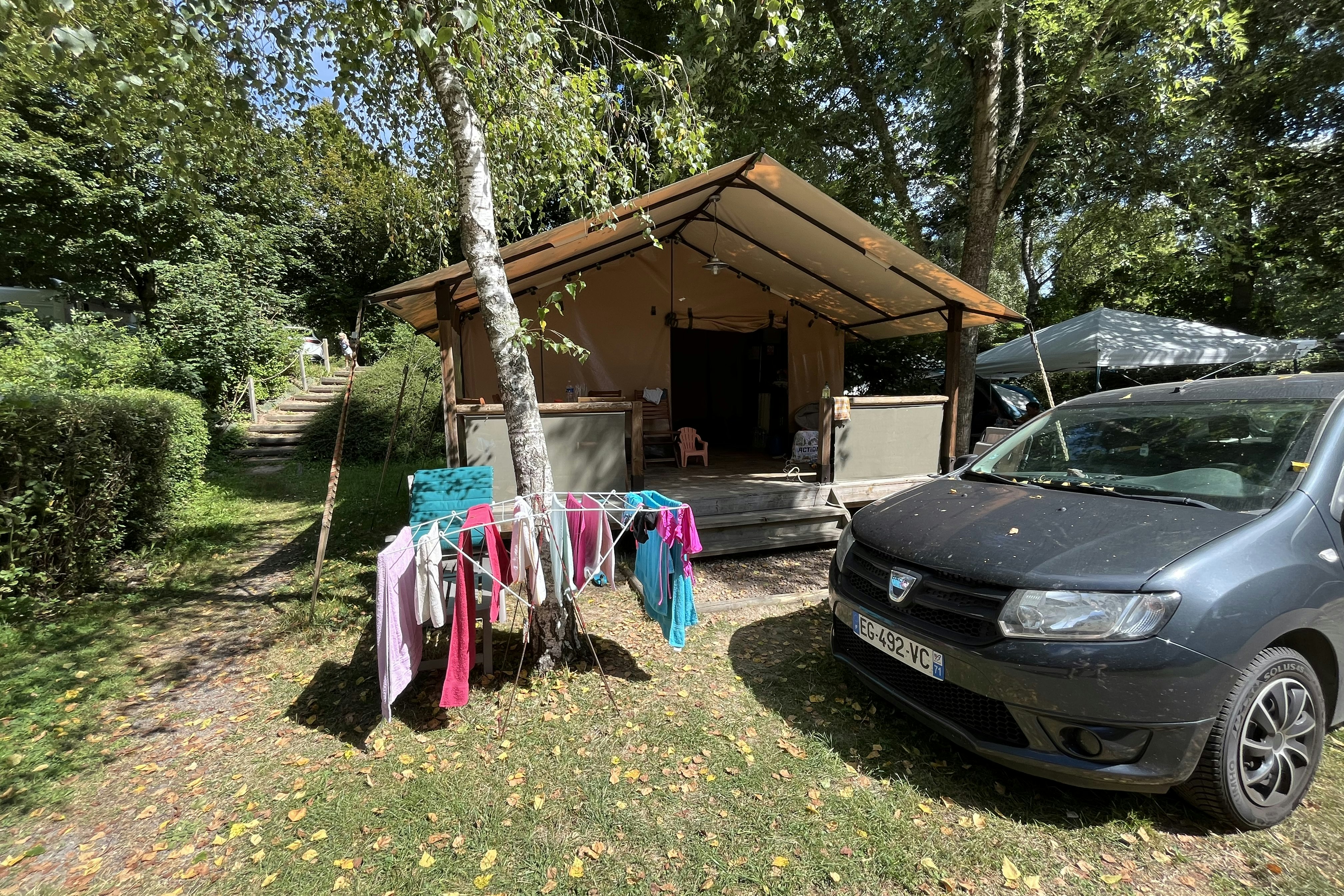 Camping de Matour - Glamping-Zelt auf dem Campingplatz
