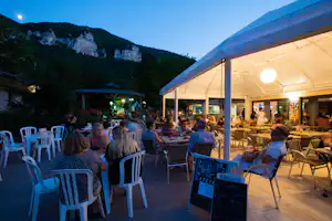 Flower Camping Le Peyrelade - Restaurant am Abend