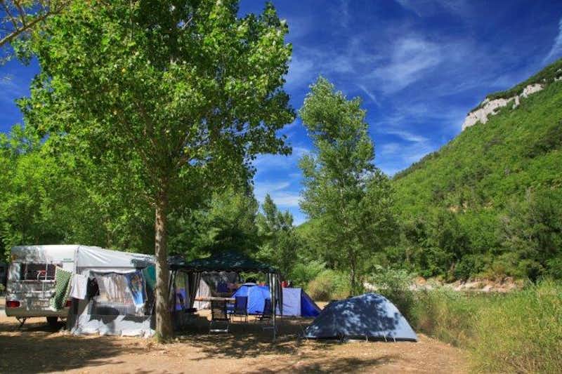 Flower Camping Le Peyrelade - Wohnmobilstellplätze und Zeltplätze am Fluss