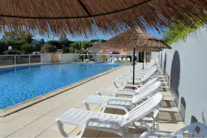 Camping Plein Sud - Pool mit Liegestühlen und Sonnenschirmen auf dem Campingplatz