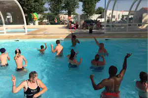 Flower Camping Le Pré des Sables - Gäste im Pool