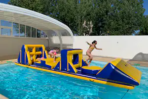 Flower Camping Le Pré des Sables - Kinder beim Spielen im Freibad