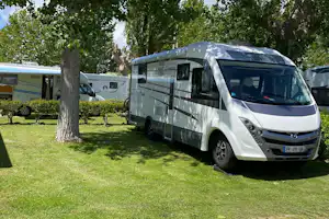 Flower Camping Le Pré des Sables - Wohnmobil- und Wohnwagenstellplätze auf der Wiese