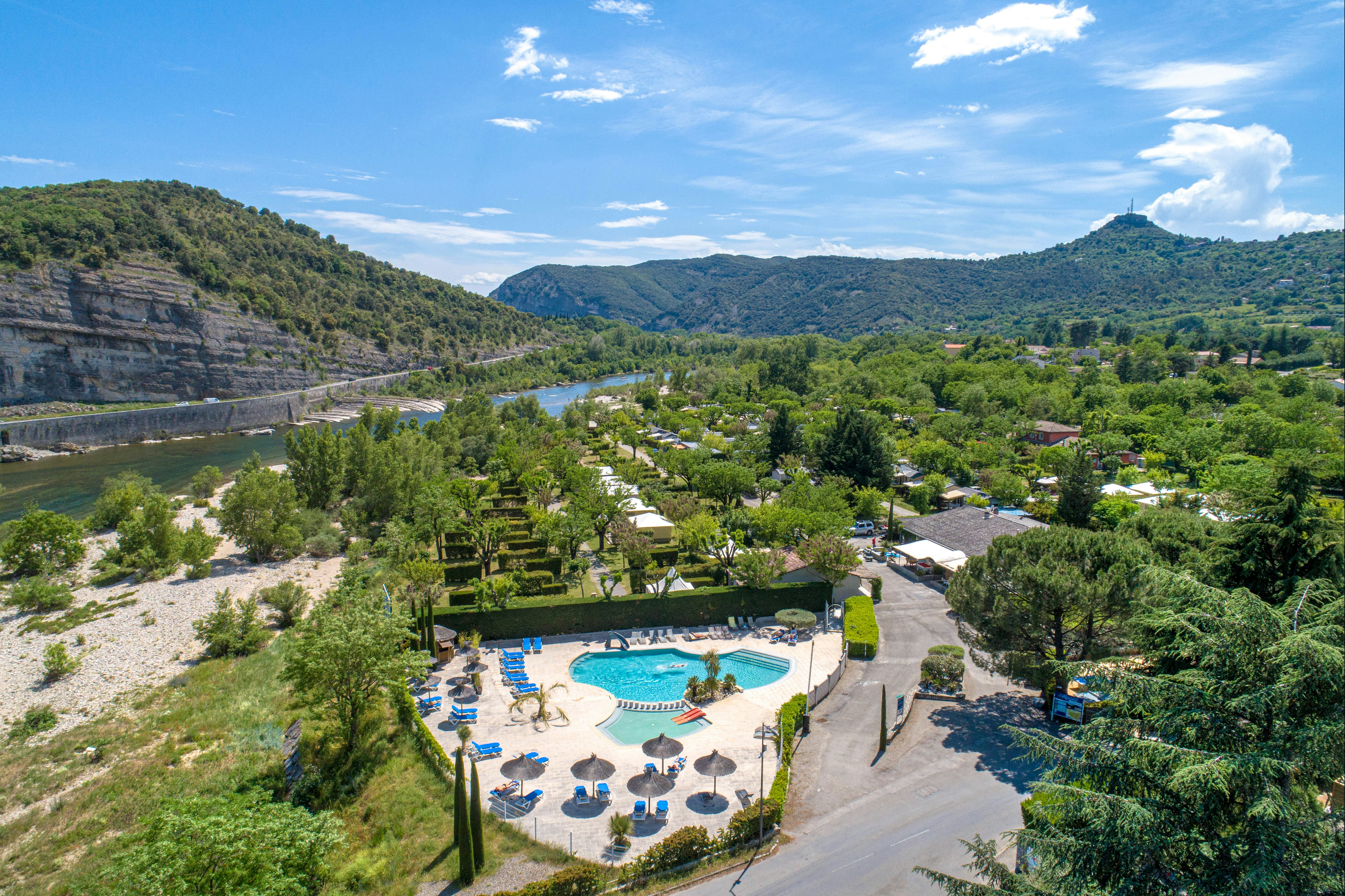 Flower Camping Le Riviera  - Luftaufnahme des Campingplatzes mit Pool im Freien und Fluss im Hintergrund