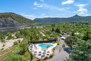 Flower Camping Le Riviera - Luftaufnahme des Campingplatzes mit Pool im Freien und Fluss im Hintergrund