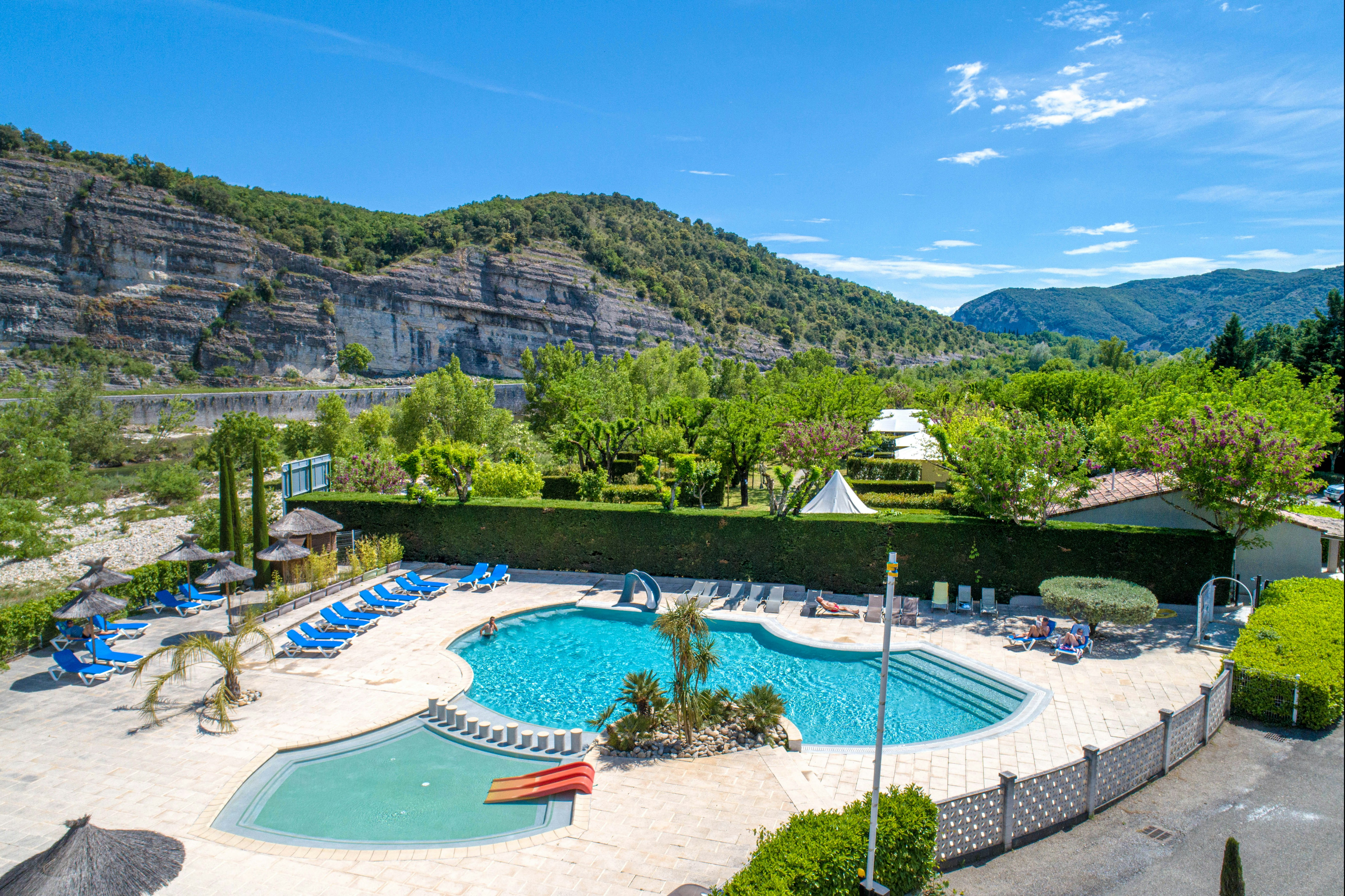 Flower Camping Le Riviera  - Pool im Freien mit Liegestühlen und Sonnenschirmen