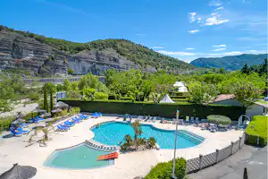 Flower Camping Le Riviera - Pool im Freien mit Liegestühlen und Sonnenschirmen
