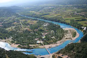 Flower Camping Le Riviera - Campingplatz und Fluss Ardeche aus der Vogelperspektive