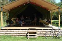 Flower Camping Les 3 Ours - Mobilheim vom Campingplatz mit Liegestühlen, Hängematte, Fahrrad und Grill auf der Veranda
