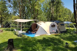Flower Camping Les 3 Ours - Zeltplatz vom Campingplatz zwischen Bäumen