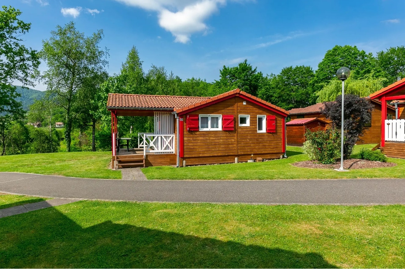 Flower Camping Les Bouleaux  - Mobilheim mit Terrasse auf dem Campingplatz