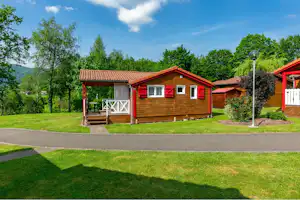 Flower Camping Les Bouleaux - Mobilheim mit Terrasse auf dem Campingplatz