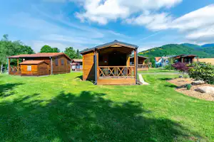 Flower Camping Les Bouleaux - Außenansicht Mobilheime auf dem Campingplatz