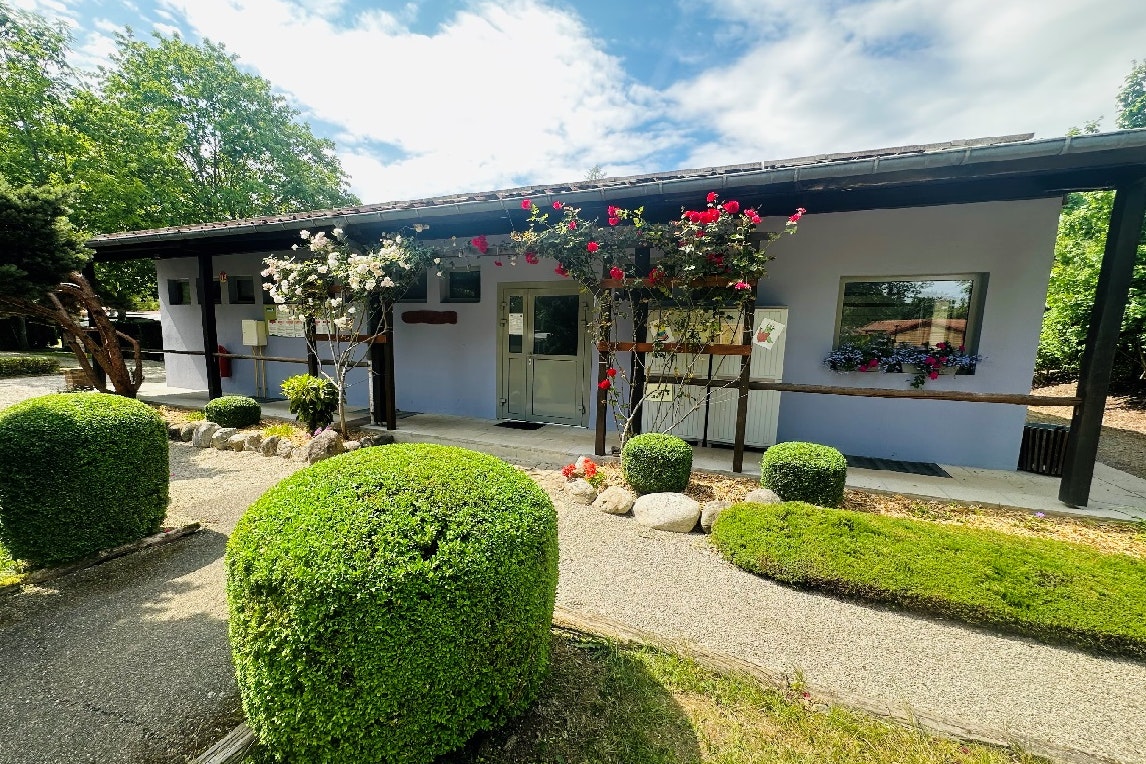 Flower Camping Les Bouleaux - Außenansicht Sanitärgebäude