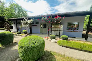 Flower Camping Les Bouleaux - Außenansicht Sanitärgebäude