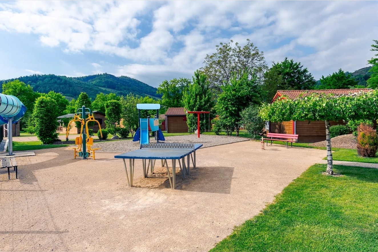 Flower Camping Les Bouleaux - Freizeitbereich mit Kinderspielplatz, Tischtennisplatte und Outdoor-Fitnessgeräten