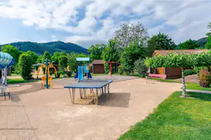 Flower Camping Les Bouleaux - Freizeitbereich mit Kinderspielplatz, Tischtennisplatte und Outdoor-Fitnessgeräten