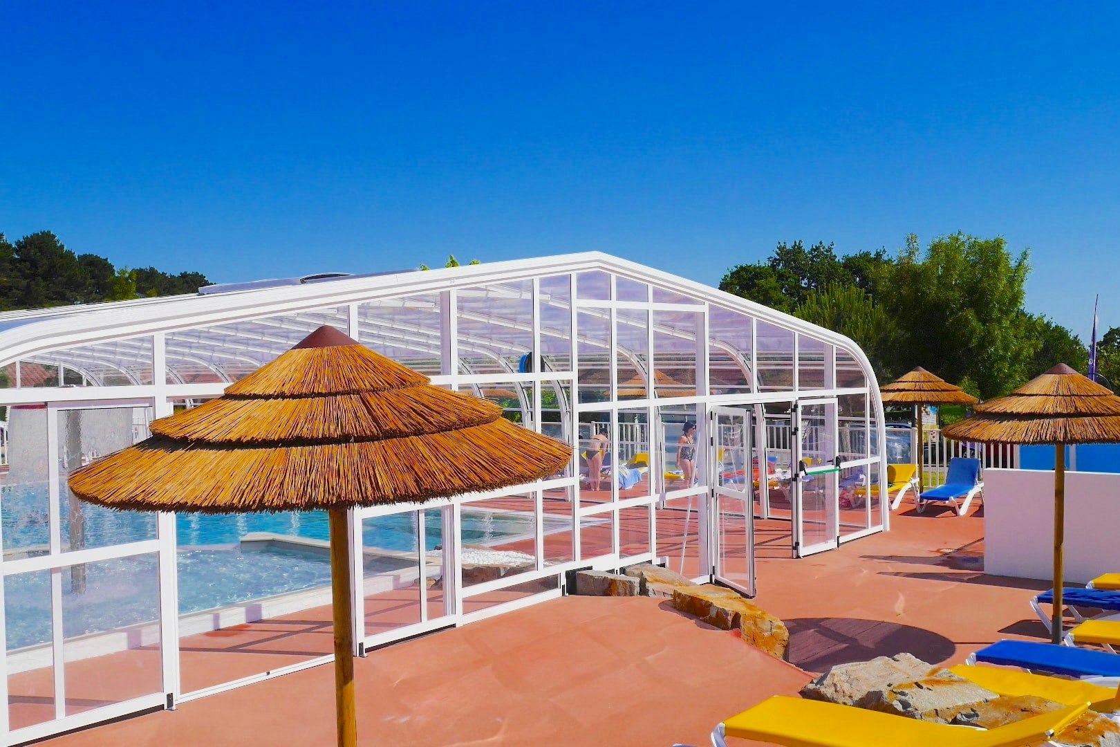 Flower Camping Les Brillas - Hallenbad und Sonnenschirme