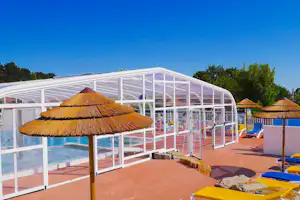 Flower Camping Les Brillas - Hallenbad und Sonnenschirme