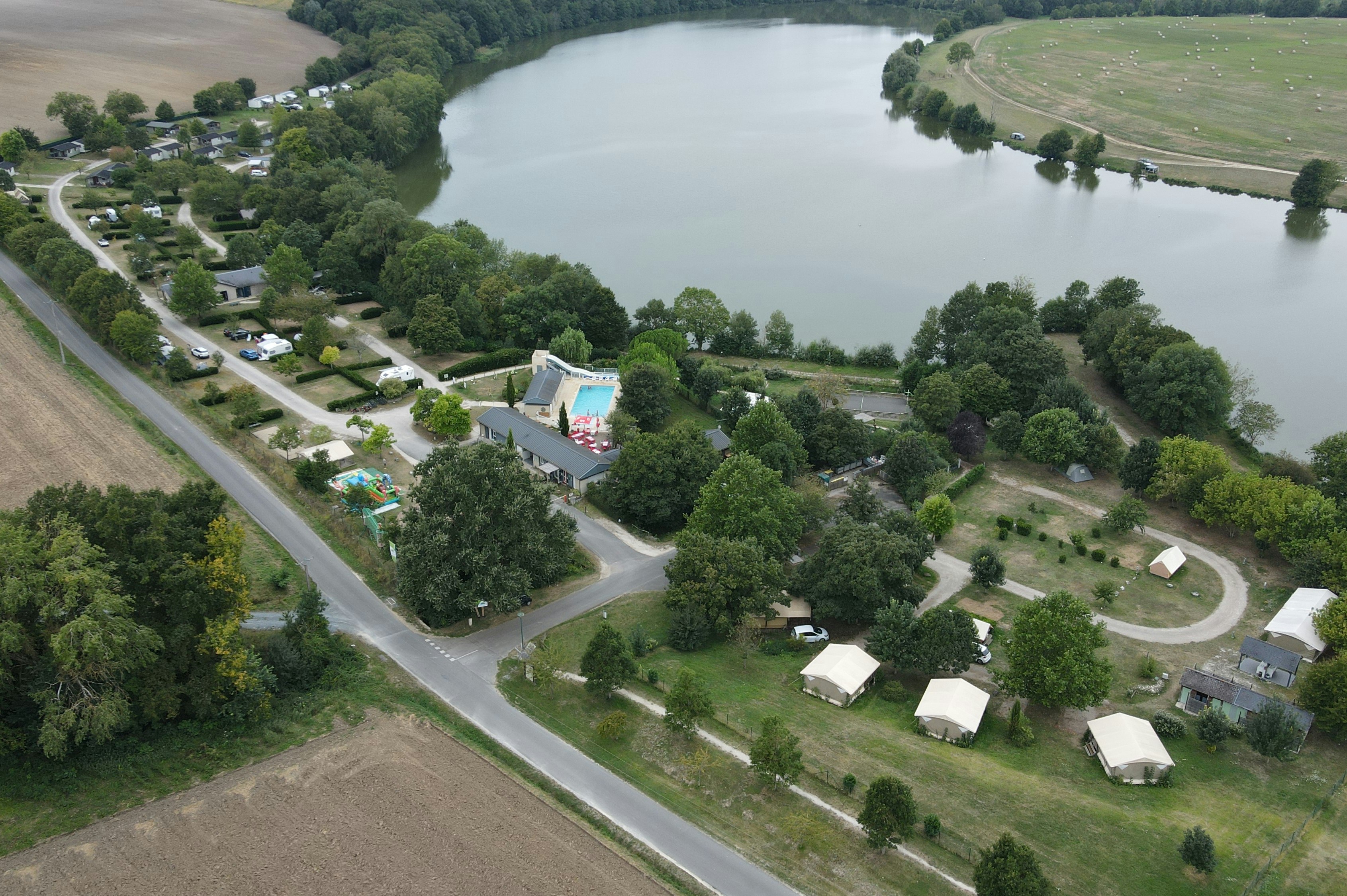 Camping Les Coteaux du Lac  Flower Camping Les Coteaux du Lac  - Campingplatz aus der Vogelperspektive
