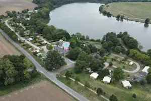 Camping Les Coteaux du Lac Flower Camping Les Coteaux du Lac - Campingplatz aus der Vogelperspektive