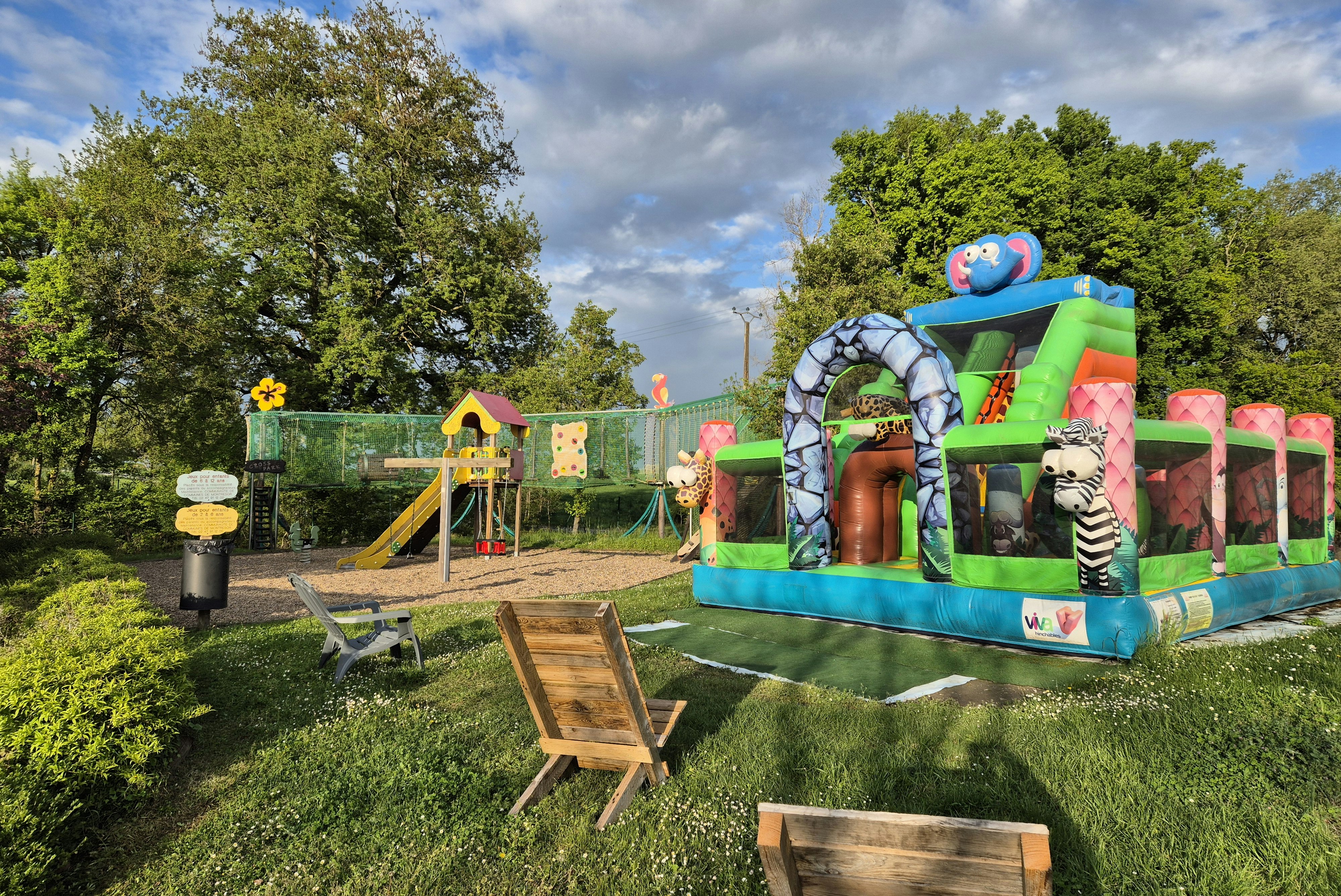 Camping Les Coteaux du Lac  Flower Camping Les Coteaux du Lac  - Hüpfburgen und Spielplatz für Kinder auf dem Campingplatz