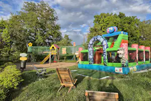Camping Les Coteaux du Lac Flower Camping Les Coteaux du Lac - Hüpfburgen und Spielplatz für Kinder auf dem Campingplatz