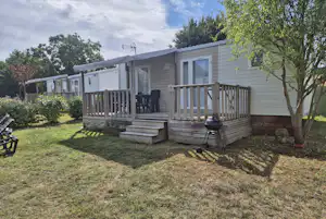 Camping Les Coteaux du Lac Flower Camping Les Coteaux du Lac - Mobilheim mit Terrasse auf dem Campingplatz