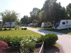 Flower Camping Les Coteaux du Lac - Wohnmobilstellplätze und Wohnwagenstellplätze auf dem Campingplatz