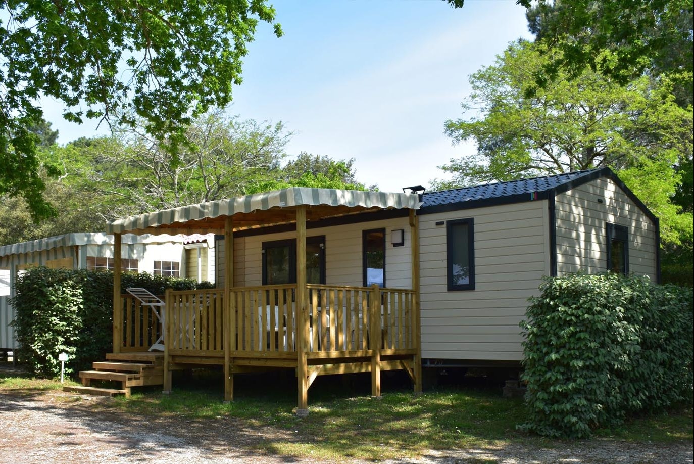 Camping Les Pins de Sel  - Mobilheim mit Terrasse auf dem Campingplatz