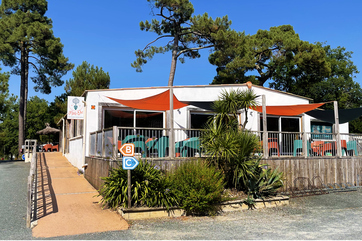 Camping Les Pins de Sel - Snackbar mit Terrasse auf dem Campingplatz
