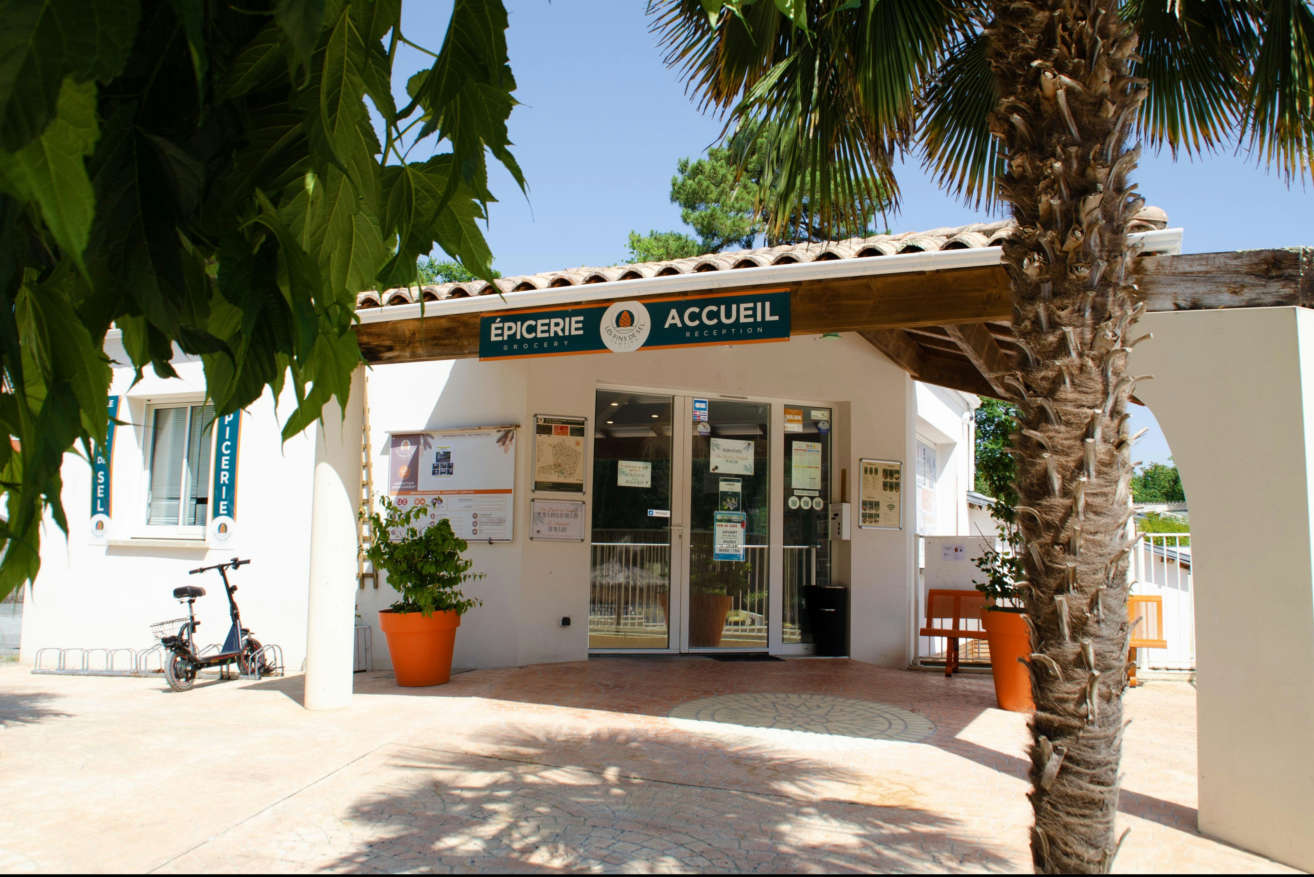 Camping Les Pins de Sel - Zugang zur Rezeption des Campingplatzes