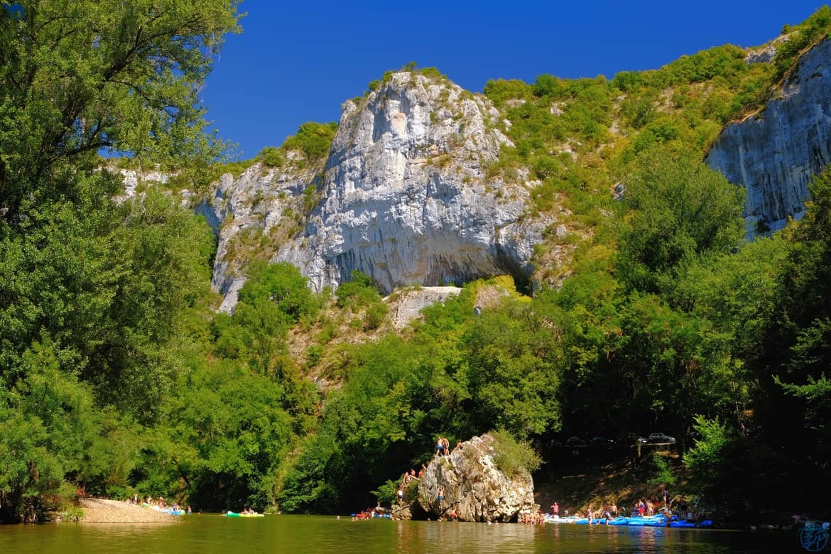 Flower Camping Les Gorges de l'Aveyron - Blick auf die Felsen und den Fluss in der Umgebung des Campingplatzes