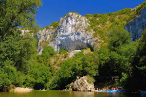 Flower Camping Les Gorges de l'Aveyron - Blick auf die Felsen und den Fluss in der Umgebung des Campingplatzes