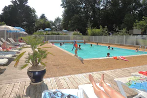 Flower Camping Les Nauves - Pool mit Liegestühlen und Sonnenschirmen auf dem Campingplatz