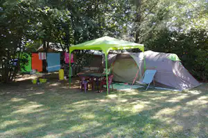 Flower Camping Les Nauves - Zelt und Markise im Grunen auf dem Campingplatz